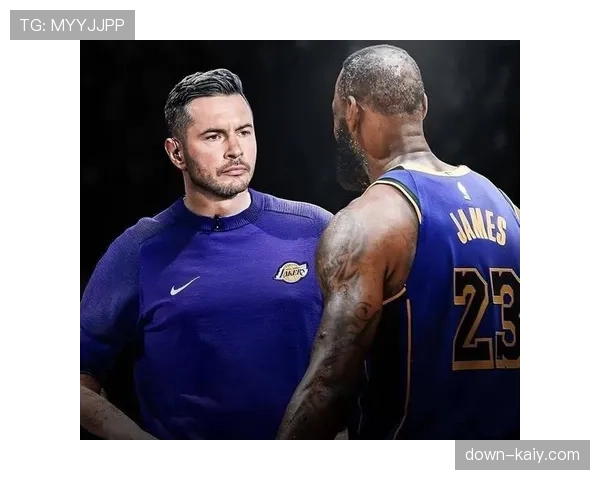 场边趣闻:詹姆斯与场边观战的雷迪克长时间交流引关注