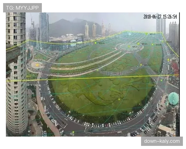 场边视角：摄像机捕捉到斯波尔斯特拉教练在白板上绘制侧翼传导战术